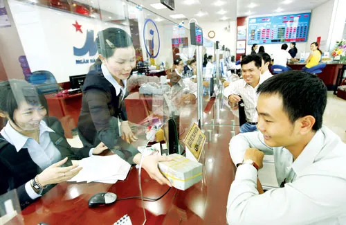 Hiện tượng dịch chuyển dòng vốn từ NH nhỏ sang NH lớn đang xảy ra. Ảnh: LÃ ANH